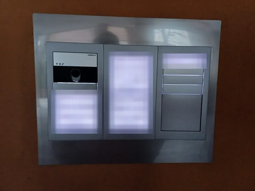Pulsantiera videocitofonica modulare all'ingresso di un condominio a Venezia Mestre